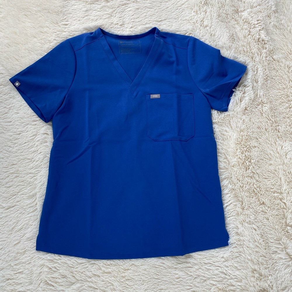 NWT FIGS Catarina one pocket top